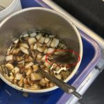 在酱汁挣扎爬不出来 牛肉汤惊见巨大活体蟑螂