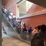 手扶梯突加速引恐慌 学生纷纷跳下逃生