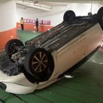 狭窄坡道竟翻车?女司机进地下停车场四轮朝天