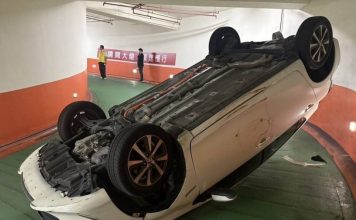 狭窄坡道竟翻车?女司机进地下停车场四轮朝天