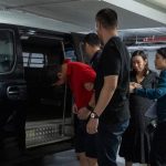 在酒店内杀害妻子 男子被押回现场重组案情