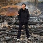 老家深夜遭大火吞噬 女子站在废墟前“微笑”合照