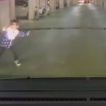 这是谁家小孩 男童停车场跳出吓唬司机