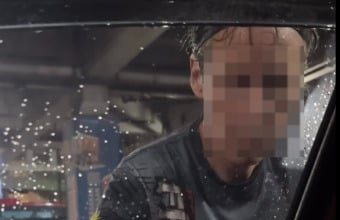 遭诡异陌生男强拉车门 女子惊恐:一直鸣笛都不走