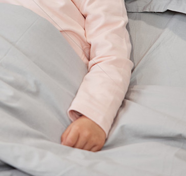 lovepik-little-girl-sick-in-hospital-picture_502369375