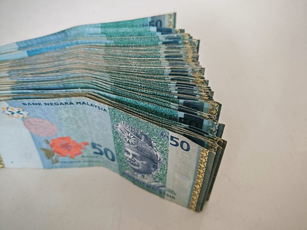 neatly-stacked-bundle-rm50-malaysian-600nw-2607753927
