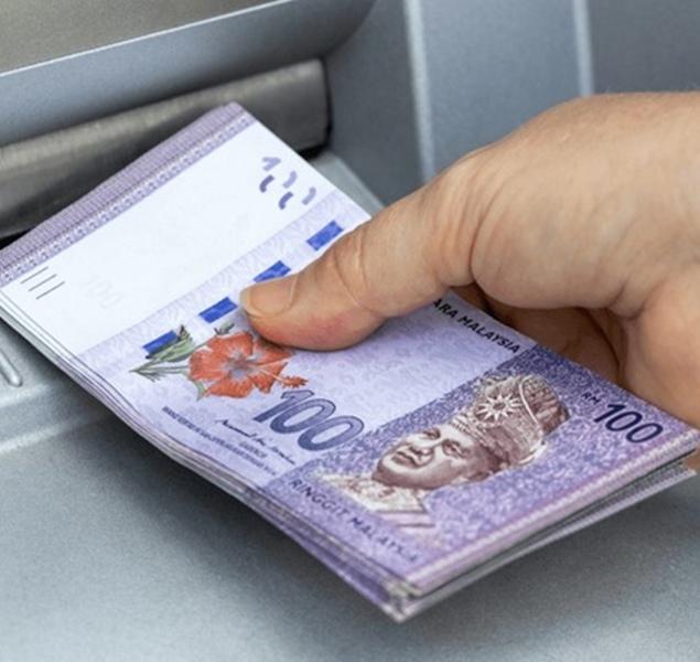woman-chooses-malaysian-ringgit-atm-600nw-2154295509