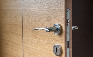 冲女友家激情 刚准备发力发现是丈母娘