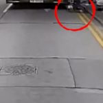 婴儿车滑出马路 男婴撞上巴士