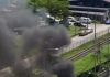 轿车行驶中突起火 火势猛烈浓烟冲天