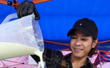 巫裔艺人夜市摆摊 竟能说一口流利华语