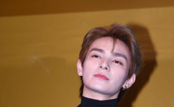 娱乐圈罕见爆男男绯闻 男星在门口拥抱摸腋下