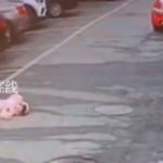 妈妈躲起来骗她 女童哭着找人当场晕倒身亡