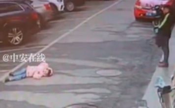 妈妈躲起来骗她 女童哭着找人当场晕倒身亡