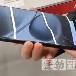 小米店员现场示范手机抗摔 双手一放结果令人尴尬