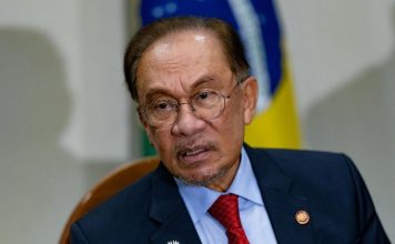 吁安华别那么拼命工作 新国领袖:令吉涨势太快了