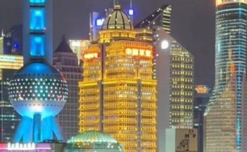 负1度穿露背装 大马女神冻到“笑容失控”