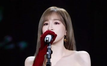 王心凌尺度大开 “低胸战甲”秀酥胸美腿