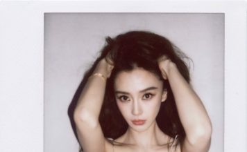 Angelababy复工直播 换运动服舞狮又跪又跳