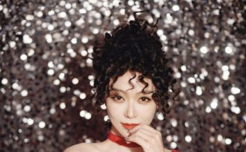 女星一袭红裙惊艳活动 转身美背抢镜