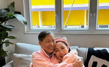 女星带狗陪母过晚年 亲手打破催婚枷锁