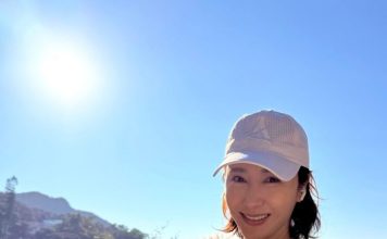 黎姿带爱犬行山被偶遇 54岁依然拥有“神级少女背”