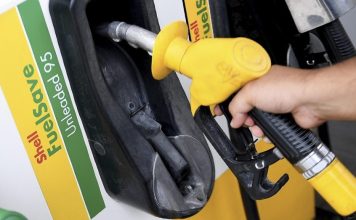 外国注册车辆买RON95 油站与司机一并同罪