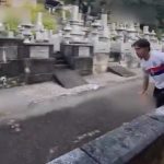 2男子墓地当球场 直接打网球“开战”惹议