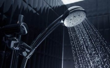 洗热水澡20分钟 10岁男童突脑缺血倒地