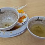 鸡饭摊塑料碗陈年污渍 食客用餐瞬间“倒胃口”