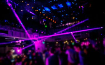 白天谈经济,晚上玩角色扮演?女郎揭CEO权贵隐秘