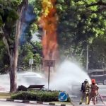 轿车打滑撞毁煤气阀 火势高过两层楼