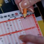 男子一口气中一、二等大奖 运气爆表直接退休