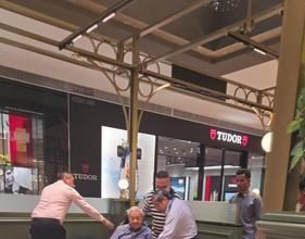 看起来精神状态良好 敦马外出喝咖啡