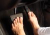 赤脚开车有3大风险 驾驶教练:不建议这么做