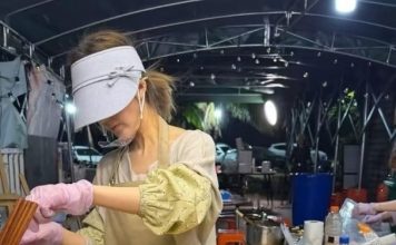 女星化身小贩卖美食 粉丝排队抢合影