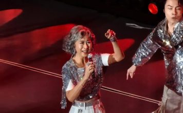 殿堂歌手机舱私照流出 叶蒨文“抱孙不撒手