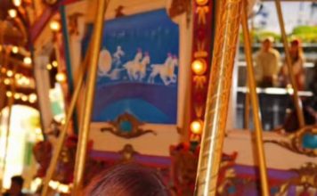 “冻龄女神”穿吊带短裙玩木马 大秀火辣曲线