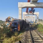 起重机惊传坠落 砸中火车至少22人死