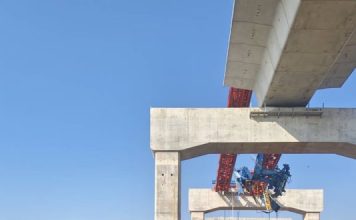 起重机惊传坠落 砸中火车至少22人死