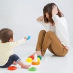 三胞胎妈日睡1小时 崩溃重摔孩子身亡