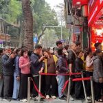 金银价格暴跌 民众却连夜排队买断货