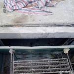 安装750公斤巨型玻璃 男子被压身亡