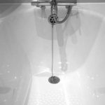 裸尸藏浴缸一个半月 男子疑被压制溺毙