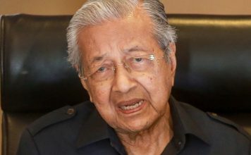 敦马跌倒入院 儿子:百岁高龄不适合手术