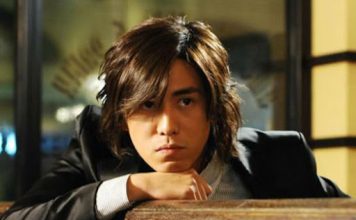 偶像剧男神松口认爱 牵手圈外女友画面曝光