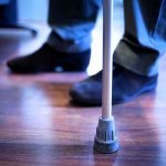 年薪12万却沦为“下流老人” 男子存款剩5000悔不当初