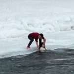 母女不慎打滑坠入冰河 英勇男子零下20度脱衣救人