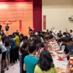 大学生捞生变食物大战 食材互扔餐盘乱飞