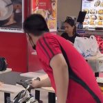 硕鼠跳上桌抢食 员工直接抹布生擒救场